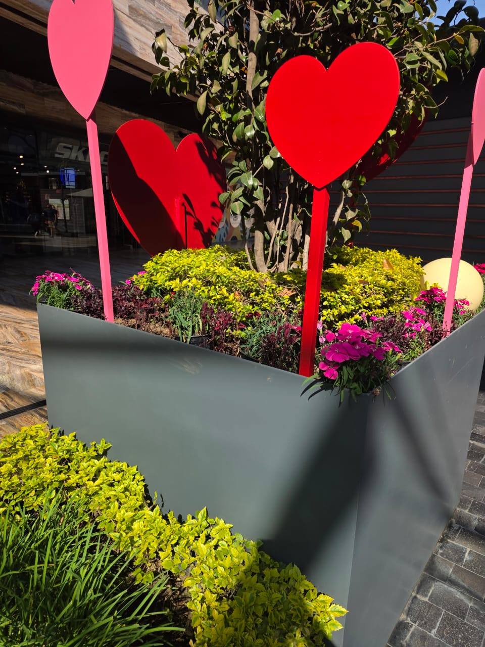Decoración temática de San Valentín en una plaza comercial
